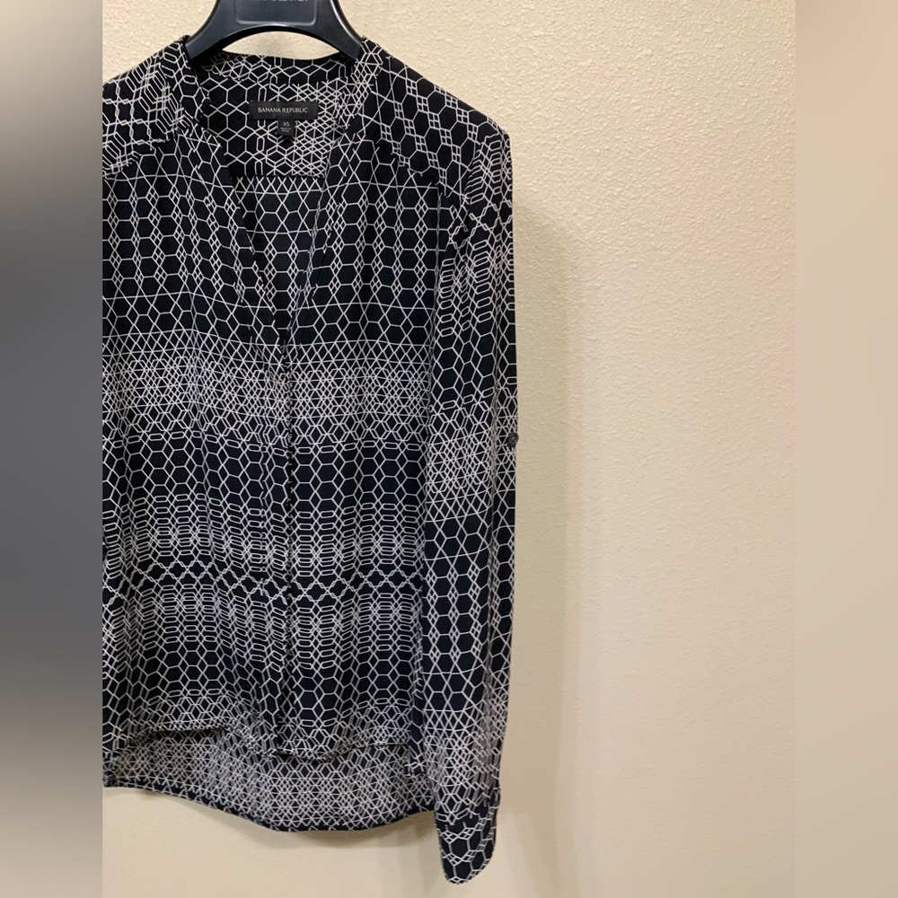 Abstract button up - Picture 2 of 8